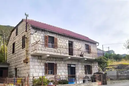 KAMENA DALMATINSKA KUĆA OMIŠ, GATA