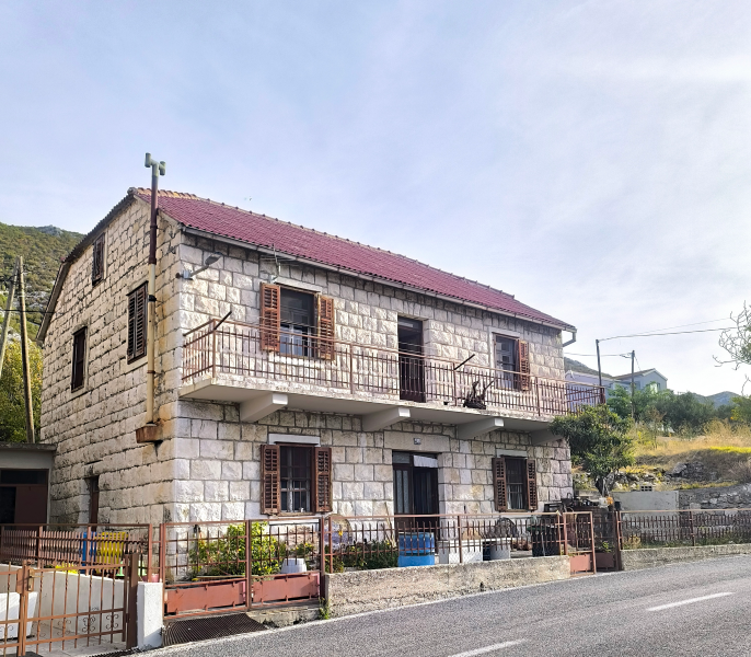 KAMENA DALMATINSKA KUĆA OMIŠ, GATA