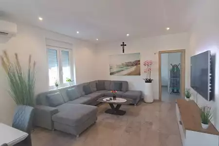 NOVOUREĐENI STAN U CENTRU, ŠESTANOVAC