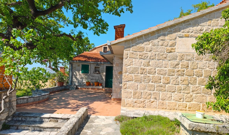 KAMENA KUĆA  S MASLINIKOM