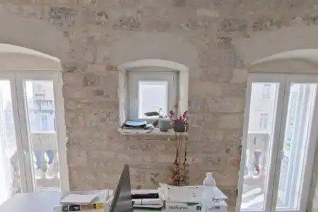 TROETAŽNI STAN U CENTRU PALAČE