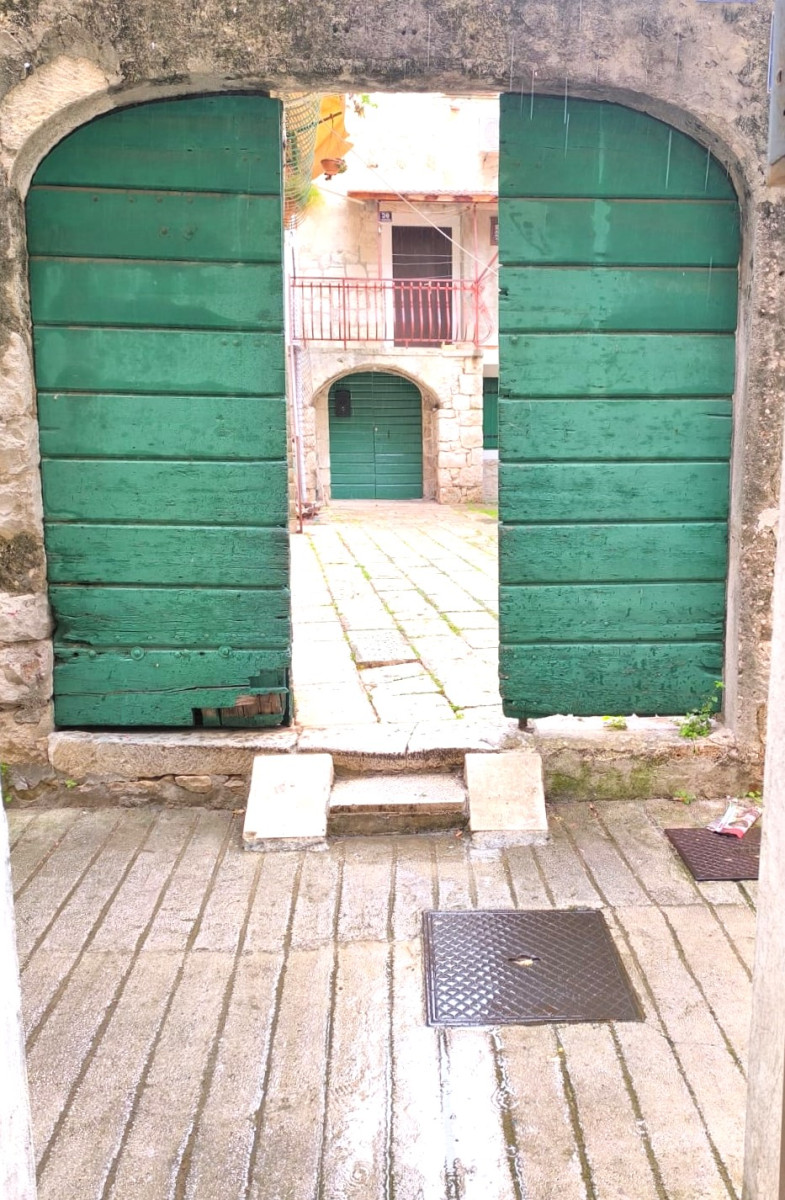 KAMENA KUĆA SPLIT, RADUNICA