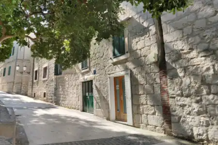 KAMENA KUĆA SPLIT, RADUNICA