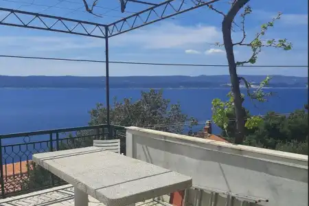HOUSE NEAR THE SEA